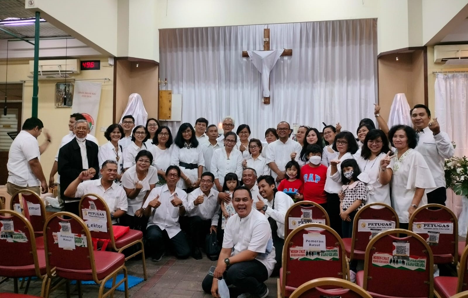 KOOR KAMIS PUTIH ANTONIUS METRO PAKAI IINI